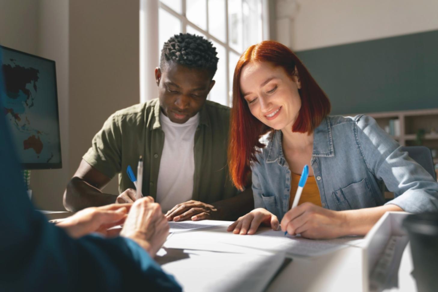 Materiales educativos y gráficos de mercado sobre una mesa de trabajo